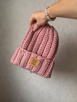 Absolutní bestseller mezi mými čepicemi! A hned ti řeknu proč! Tohle je totiž ta čepice, po které sáhneš pokaždé, když máš...