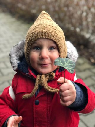 Jedna z prvních čepic co jsem upletla byla Pixie pro Nikoláska ❤️ Vzpomínám si i na tu uplne první čepici, ale fotku jsem...