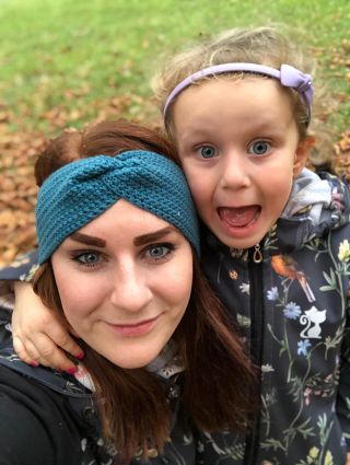 Tohle byly první čelenky z merina, které jsem pro nás dvě uháčkovala! Psal se podzim 2020! 🙏🏻❤️ Když jsem procházela...